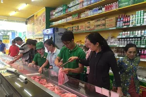 Vào siêu thị mà cứ ngỡ đang ở chợ 