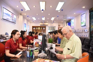 Tung ra hàng loạt tour du lịch mới đưa khách cổ vũ tuyển VN