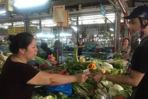 Nông sản về chợ TP.HCM đột ngột giảm mạnh do mưa bão