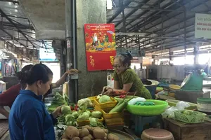 Hiếm thấy: Đỏ mắt tìm rau muống khắp chợ Sài Gòn không ra 