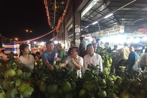 Cao điểm Tết: Không nhập nhằng trái cây Việt Nam và Trung Quốc