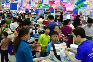 Cao điểm mua sắm Tết: Giá nhiều mặt hàng 'nhảy múa'