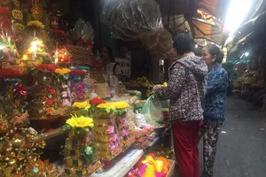 Cận cảnh người dân mua sắm ngày 30 Tết