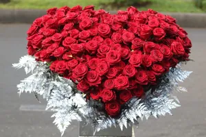 Chi tiền khủng mua hoa độc đáo tặng mẹ, tặng vợ dịp 8-3