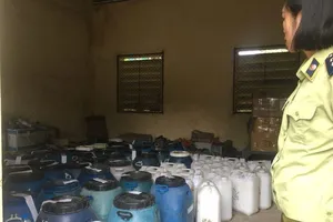 Phát hiện 2.000 lít dầu gội không rõ nguồn gốc