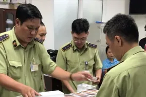 Tạm giữ hàng trăm Iphone, Ipad trị giá hơn 4 tỉ