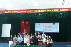 Tuyên truyền phụ nữ giảm dùng túi nilon khi mua sắm