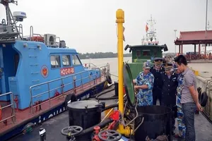 Phát hiện hai tàu Hàn Quốc bơm xăng A95 trái phép