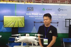 Máy bay phun thuốc xuất hiện tại hội chợ ở TP.HCM