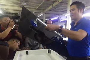 2 ông lớn quyết định đổi tivi Asanzo cho khách hàng 