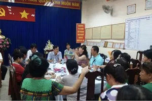 Ban quản lí trả lời thắc mắc của tiểu thương An Đông