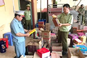 Phát hiện hàng ngàn sản phẩm mì gói, dầu ăn, xúc xích... lậu