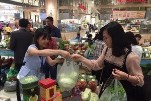 Lũ cuốn phăng nhà kính, rau Đà Lạt tăng đột biến