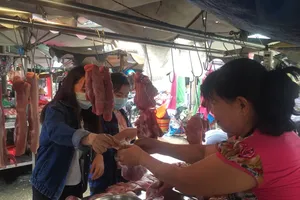 Tại Việt Nam trong những ngày gần đây, giá thịt heo liên tục tăng cao. Hiện giá heo hơi đã lên mức trên 60.000 đồng/kg