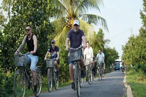 Khách du lịch quốc tế đến Cần Thơ để 'mò cua, bắt ốc'