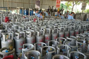Giá gas tháng 12 tiếp tục tăng thêm 3.500 đồng/bình 12 kg