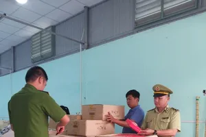 Phát hiện kho mỹ phẩm lậu núp bóng văn phòng may mặc