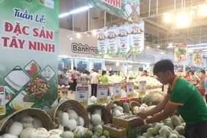 Tây Ninh đưa bánh tráng phơi sương, rau rừng... về TP.HCM