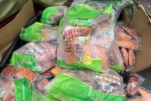 Phát hiện cả tấn lưỡi vịt, trứng non Trung Quốc trước siêu thị
