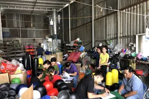 Bắt tại trận cơ sở sản xuất mũ bảo hiểm Nón Sơn dỏm