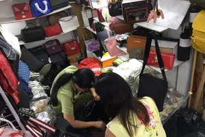 Đột kích 2 trung tâm thương mại lớn, tạm giữ nhiều sản phẩm 