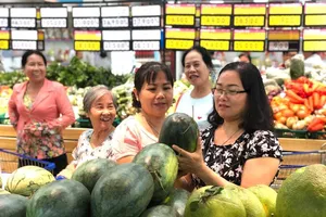 Đến siêu thị có mâm trái cây ngũ quả giá rẻ