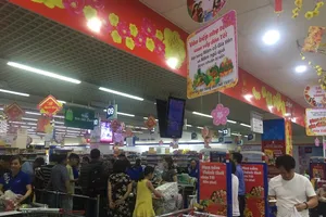 Người dân Đà Nẵng tranh thủ mua sắm vào 30 tết