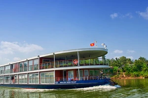 Du thuyền 5 sao trên sông Sài Gòn 'méo mặt' vì dịch Corona