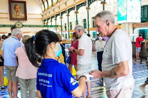 Sở du lịch TP.HCM cùng các công ty lữ hành phát miễn phí khẩu trang cho du khách- Ảnh: Tú Uyên