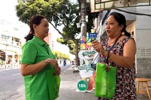 Tặng 1.000 chai dầu tràm và khẩu trang để phòng virus Corona