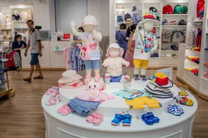 Bất ngờ quần áo, giày trẻ em Nhật giá 40 triệu đồng