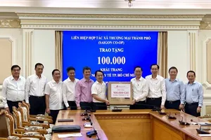 Co.op tặng ngành y tế TP.HCM 100.000 khẩu trang chống COVID-19