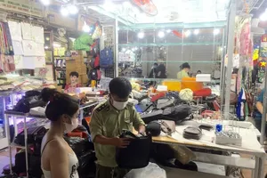 Kiểm tra đột xuất Saigon Square, nhiều sạp đóng cửa