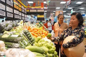 Nhiều siêu thị tăng cường bán hàng qua điện thoại