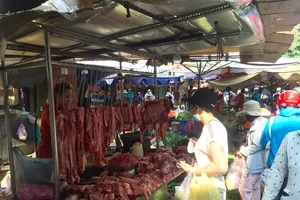 TP.HCM: Hạn chế ra đường, dân tranh thủ đi chợ sớm 