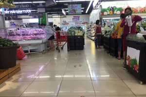Mới: Siêu thị tạo dấu chân an toàn giúp khách yên tâm mua sắm 