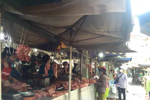 Giá thịt heo bán lẻ vẫn cao vì... đầu, lòng bí đường ra?