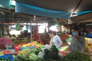 Ngày đầu cách ly toàn xã hội: Hàng hóa đầy ắp chợ, siêu thị