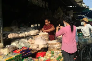 Lễ 30-4: Chợ đông khách, siêu thị khuyến mãi khủng