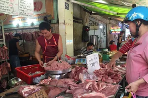 Giá heo hơi giảm nhẹ, giá bán lẻ thịt heo vẫn tăng 