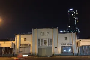 Chợ đêm Bến Thành vẫn cửa đóng then cài