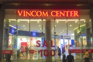 Hàng hiệu tưng bừng khuyến mãi, giảm giá đến 70% 