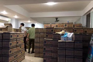 Hàng triệu khẩu trang có dấu hiệu kém chất lượng ở TP.HCM 