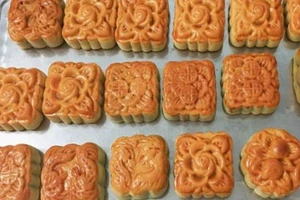 Kiểm tra bánh trung thu tự làm không rõ xuất xứ