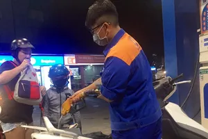 Báo động tiêu thụ xăng E5 ngày càng giảm