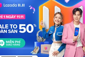 Phụ nữ đổ xô đi mua mỹ phẩm, son môi ngày độc thân