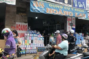 Hàng ngàn hộp khẩu trang y tế giá 25.000 đồng