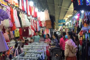 Chợ, trung tâm thương mại đông khách sắm quần áo tết 