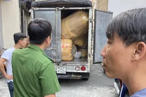 Phát hiện kho hàng chứa hơn 4.000 nón Sơn giả