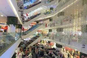 Người dân rục rịch đến siêu thị sắm tết 